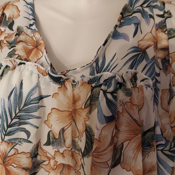 Short-Sleeve Cold Shoulder Floral Top - Picture 6 of 11